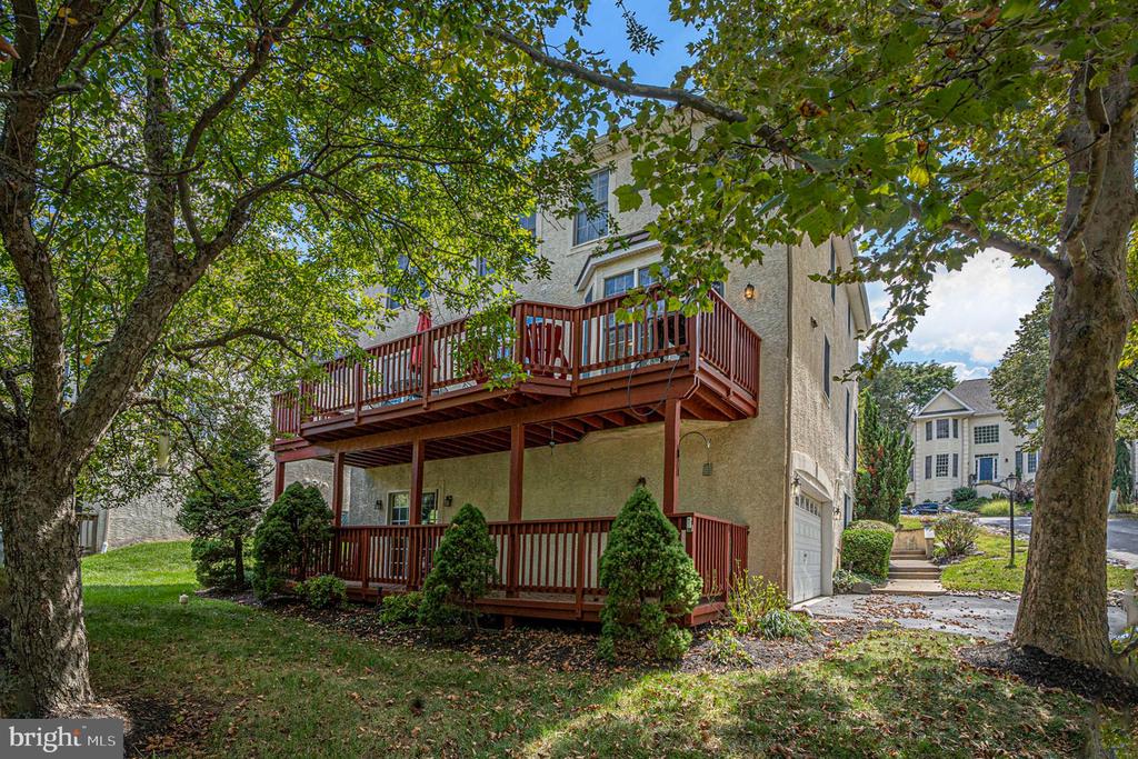 1018 RIVERVIEW LANE