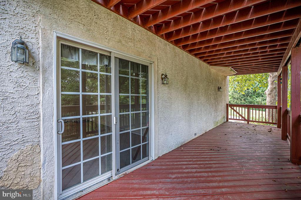 1018 RIVERVIEW LANE