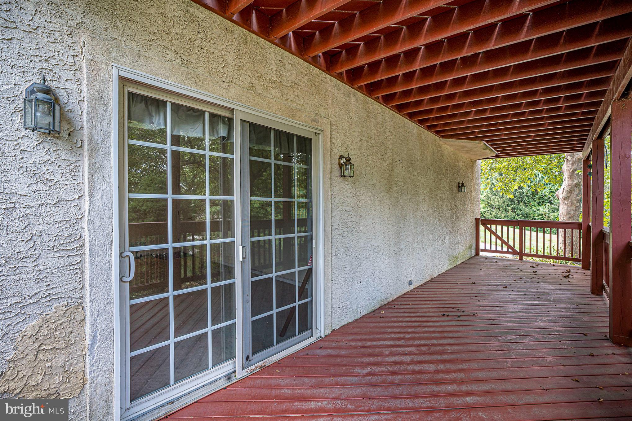 1018 RIVERVIEW LANE