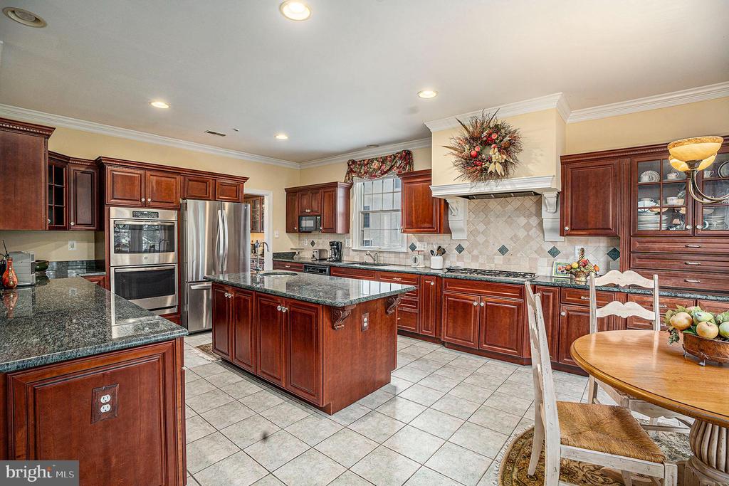 1018 RIVERVIEW LANE