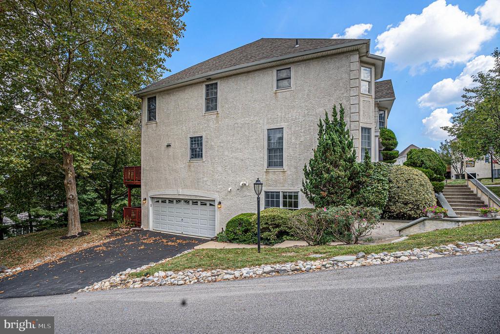 1018 RIVERVIEW LANE