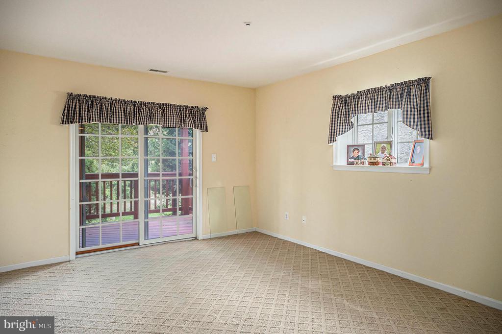 1018 RIVERVIEW LANE