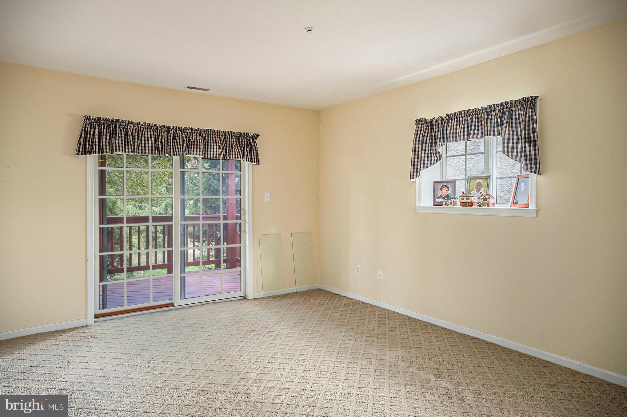 1018 RIVERVIEW LANE
