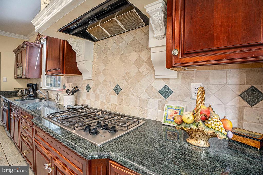 1018 RIVERVIEW LANE