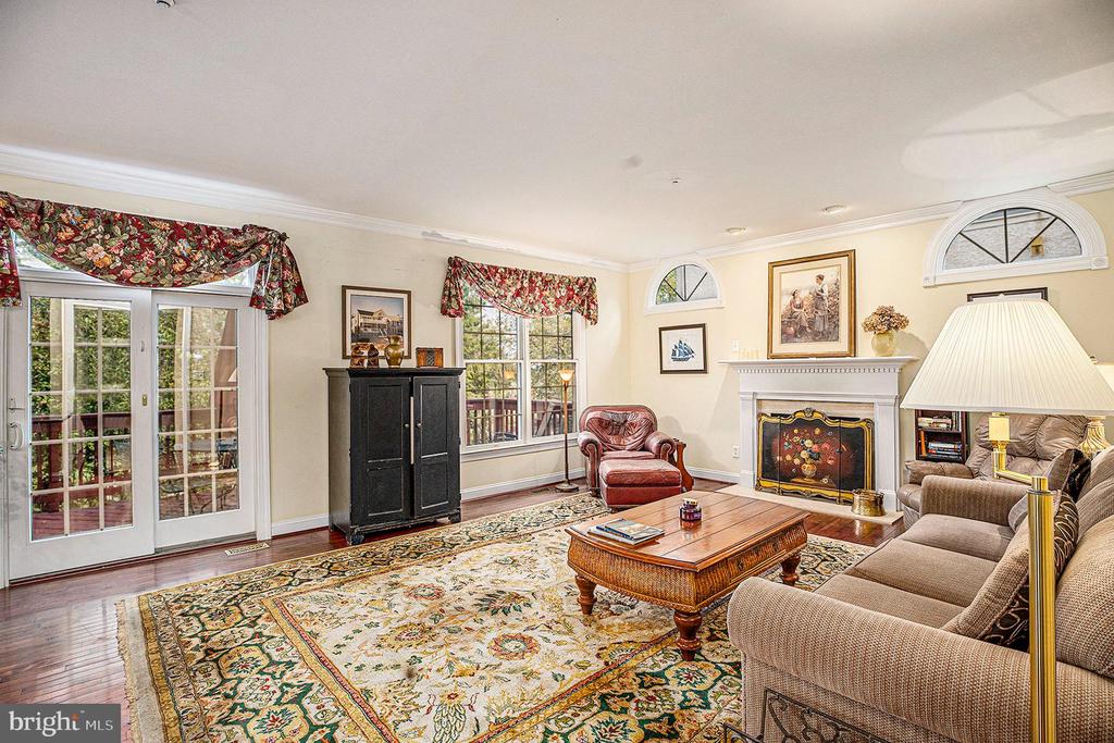 1018 RIVERVIEW LANE