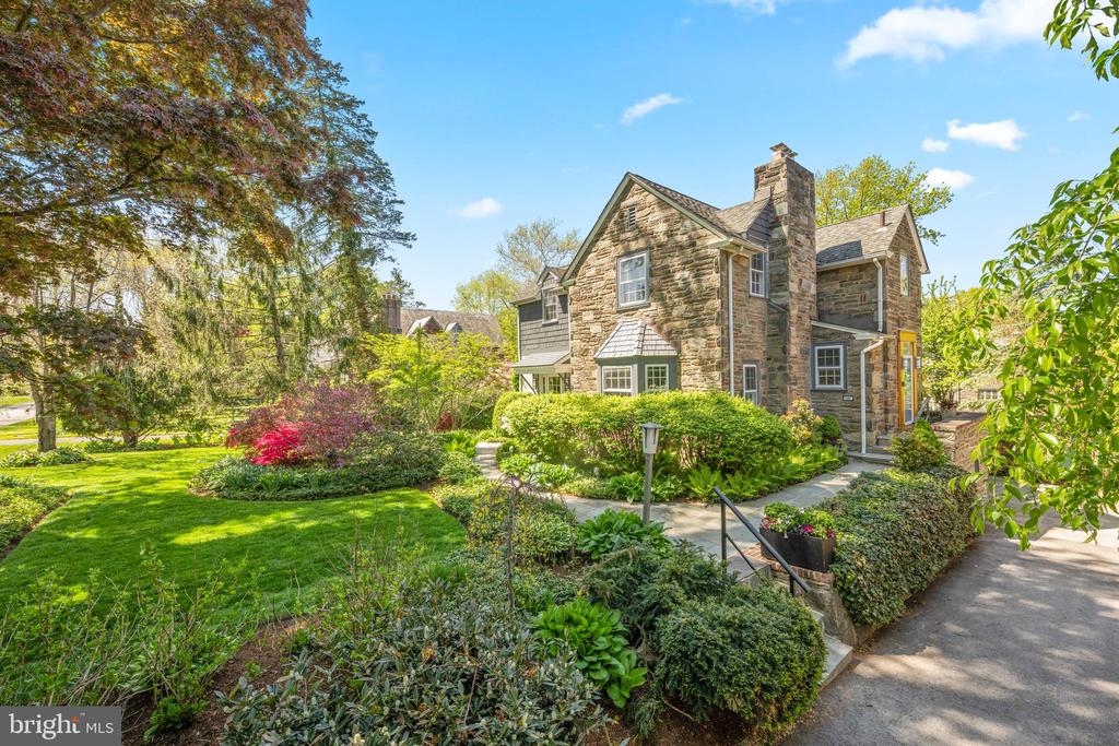 19 DERWEN ROAD