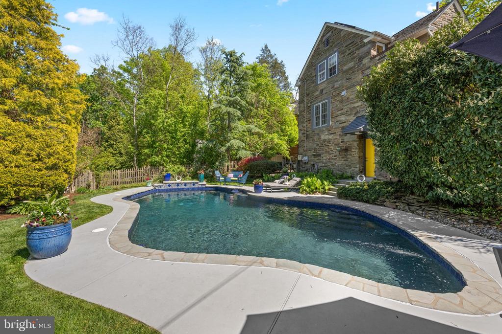 19 DERWEN ROAD