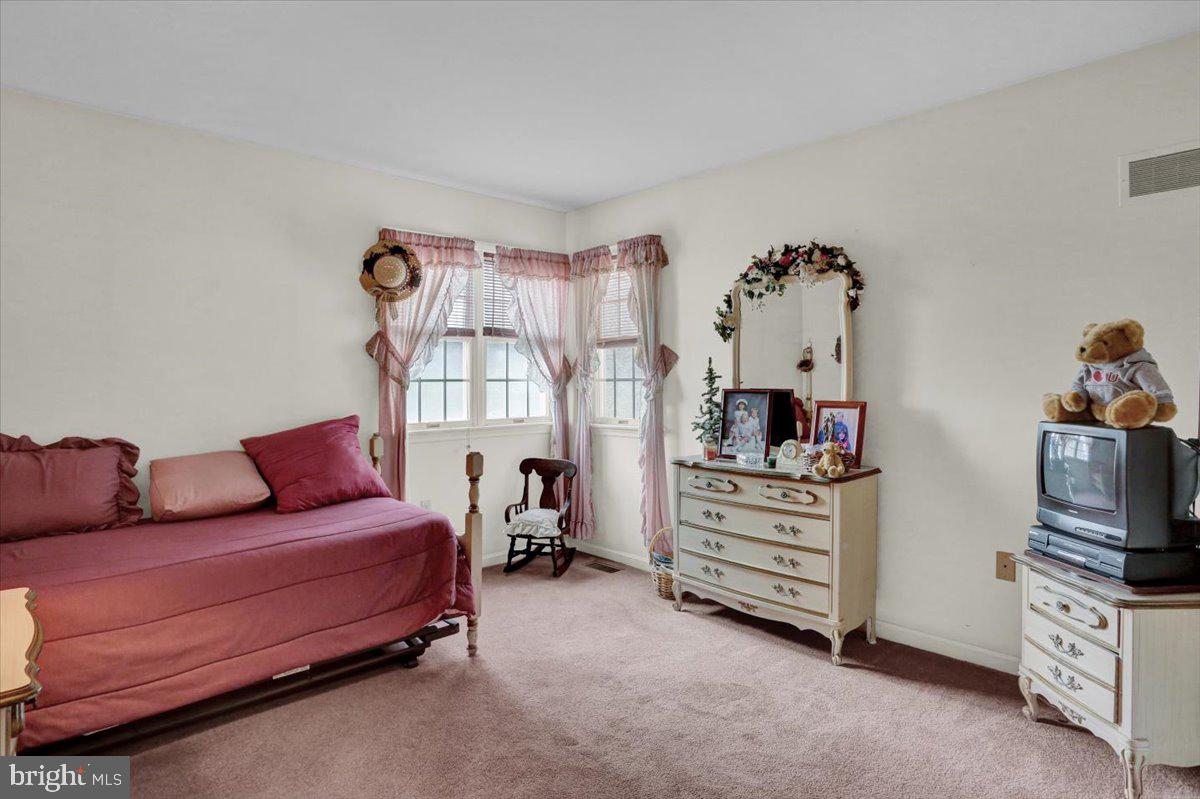 208 Apple Ln