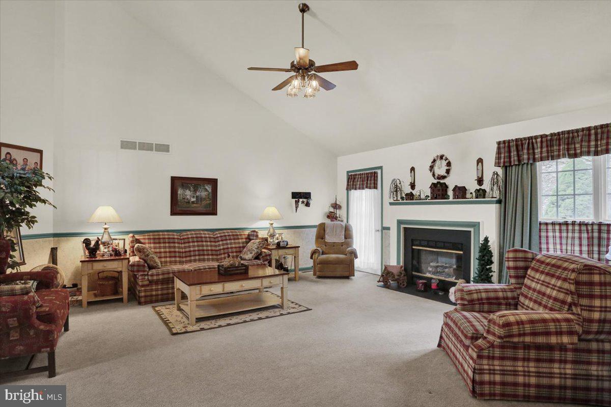 208 Apple Ln