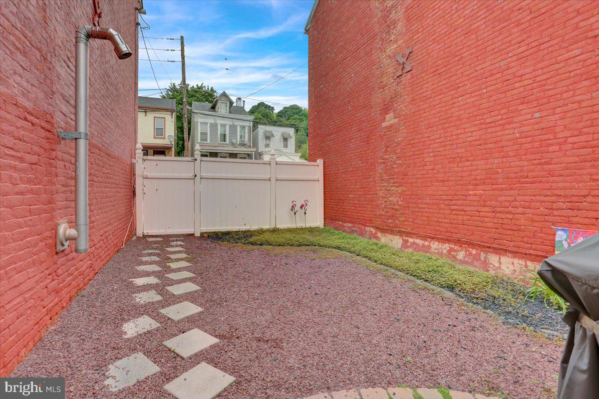246 S 4th St
