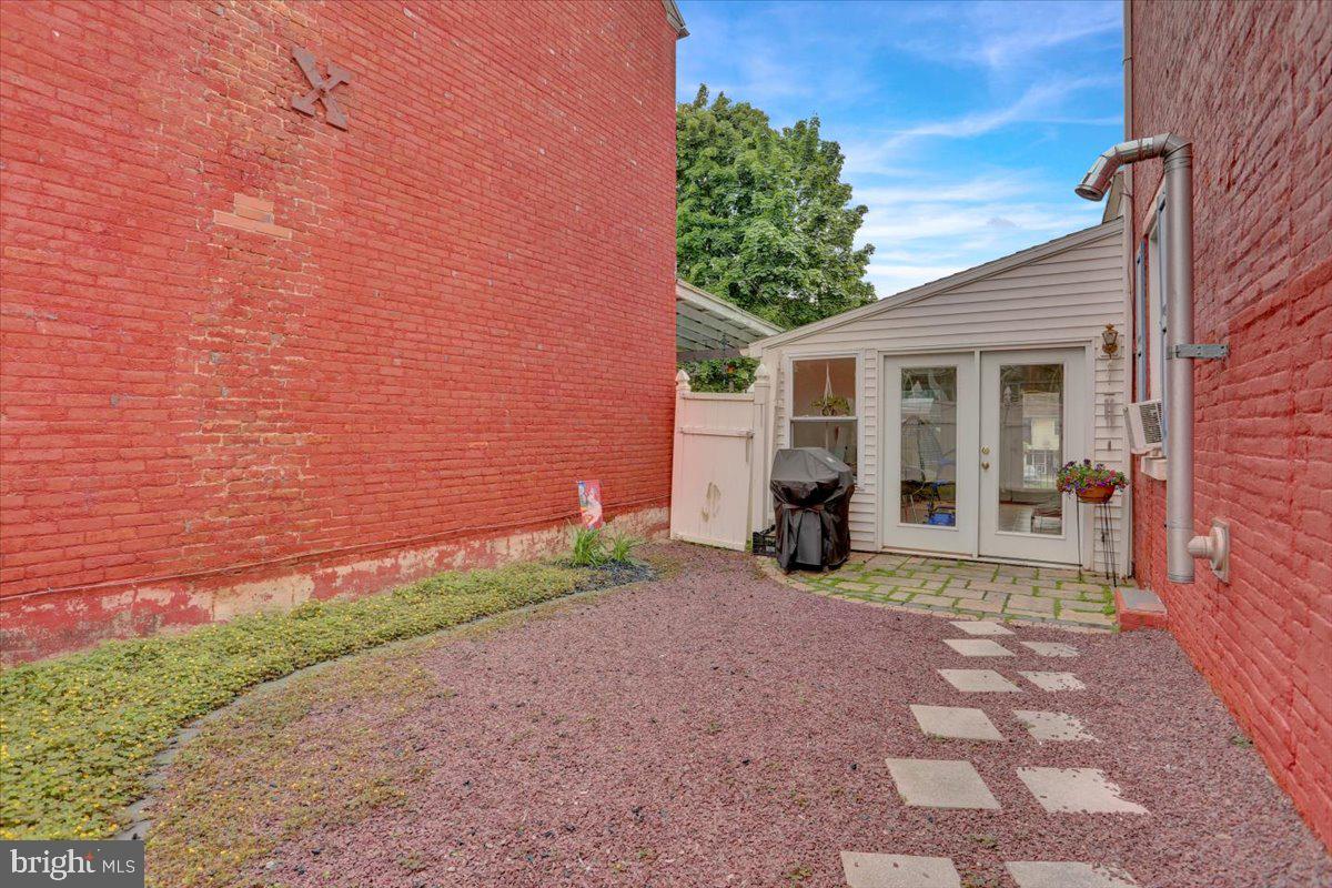 246 S 4th St