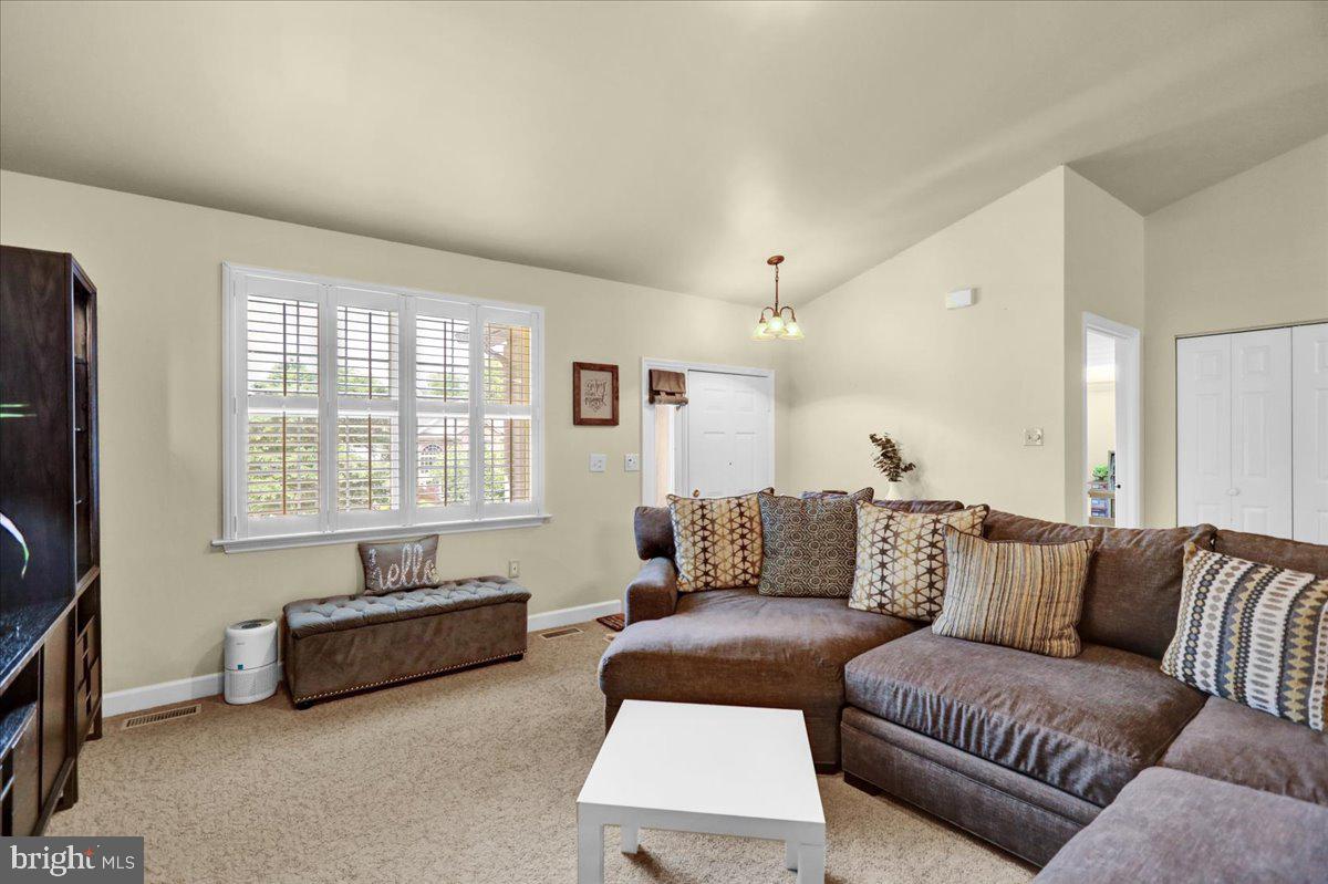586 Wolfe Ln