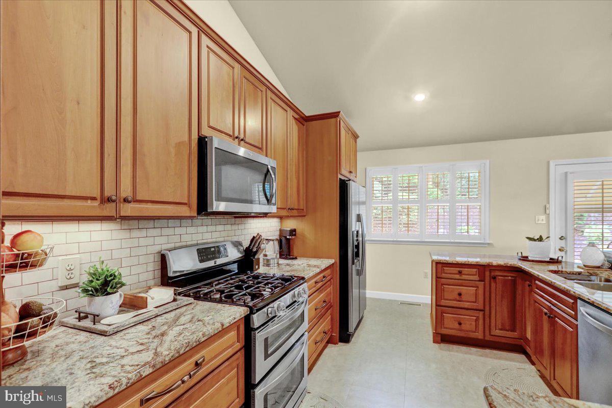 586 Wolfe Ln