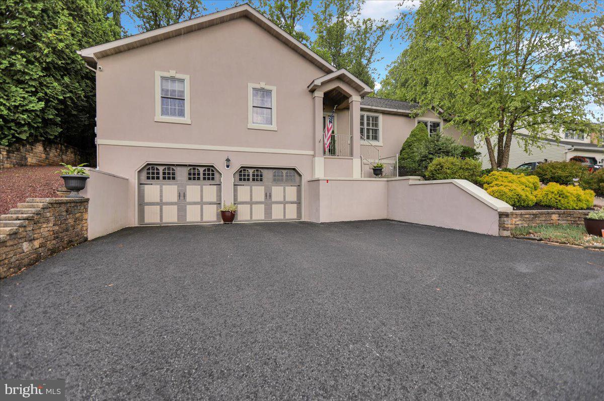 586 Wolfe Ln