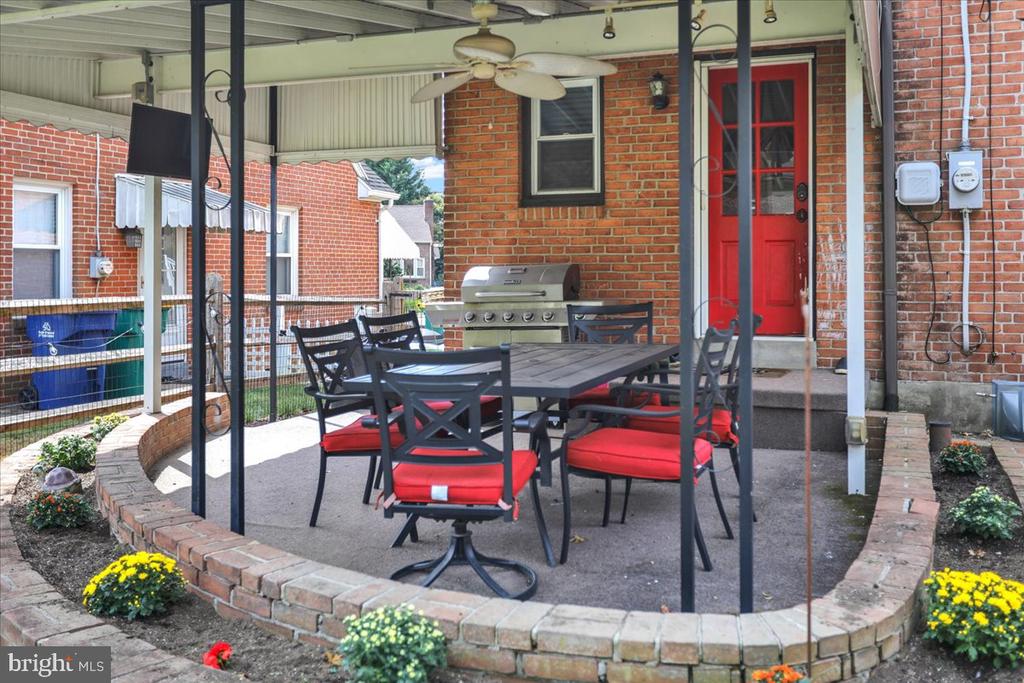 605 Lawrence Ave