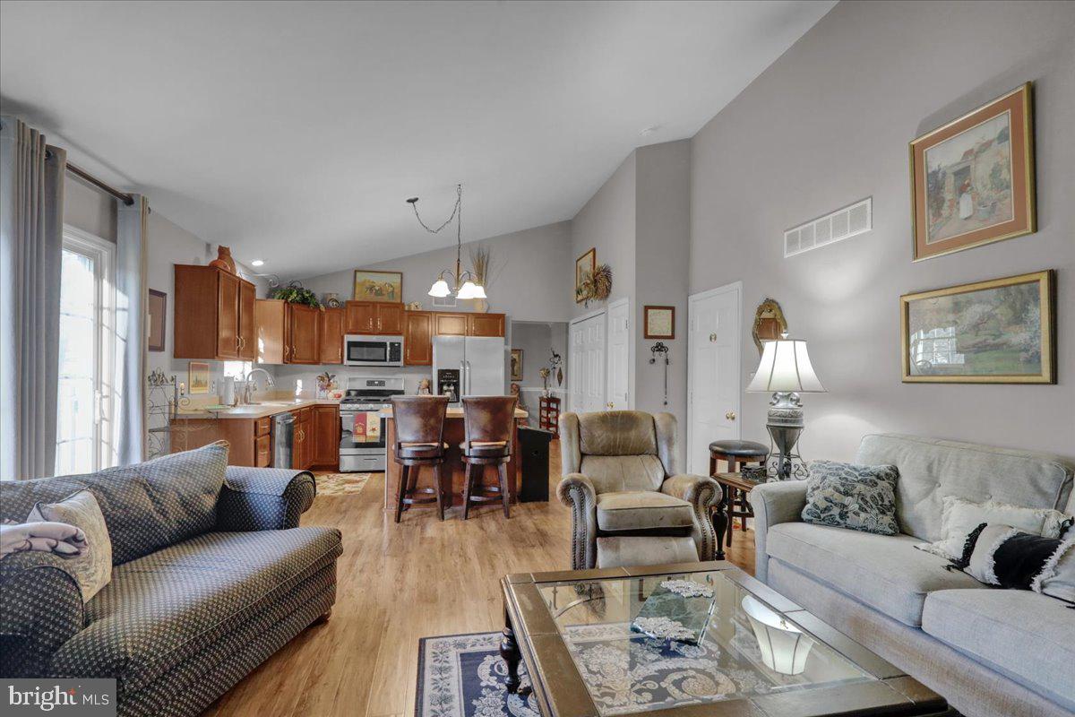 20 BOWES LN