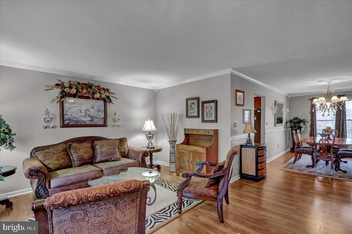 20 BOWES LN