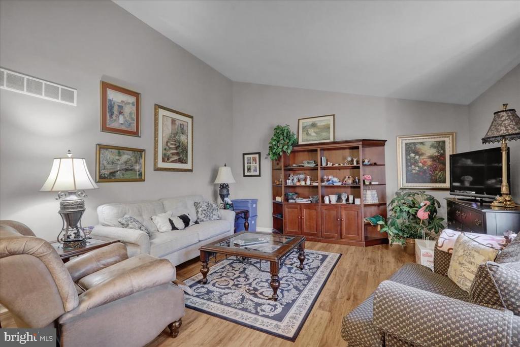 20 BOWES LN