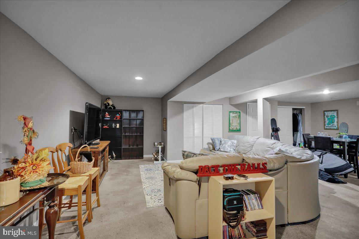 20 BOWES LN