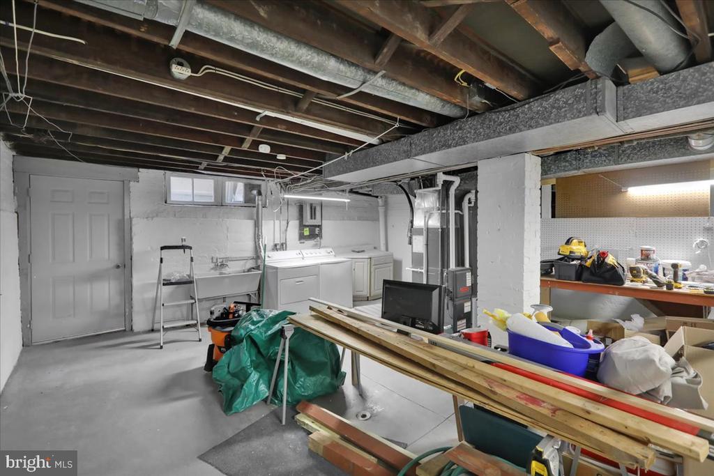 404 PINE ST