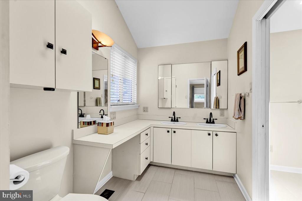 4 Executive Cir