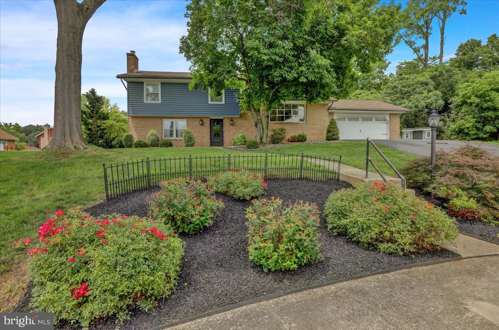 4 Executive Cir