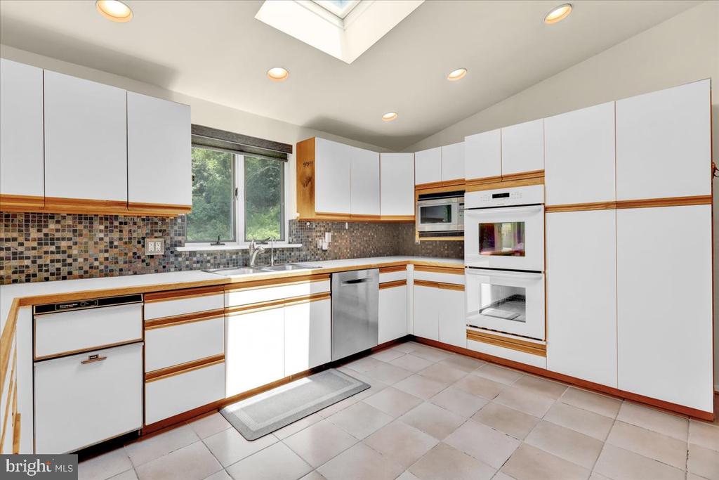 4 Executive Cir