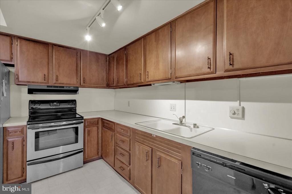7 FAIRWAY ROAD E
