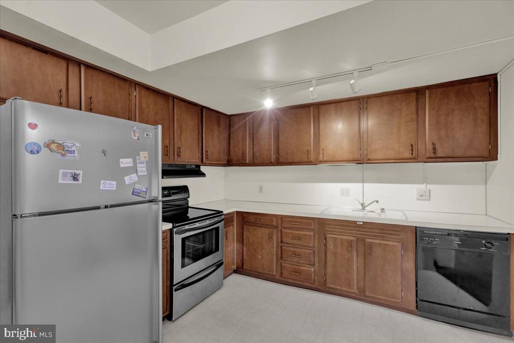 7 FAIRWAY ROAD E