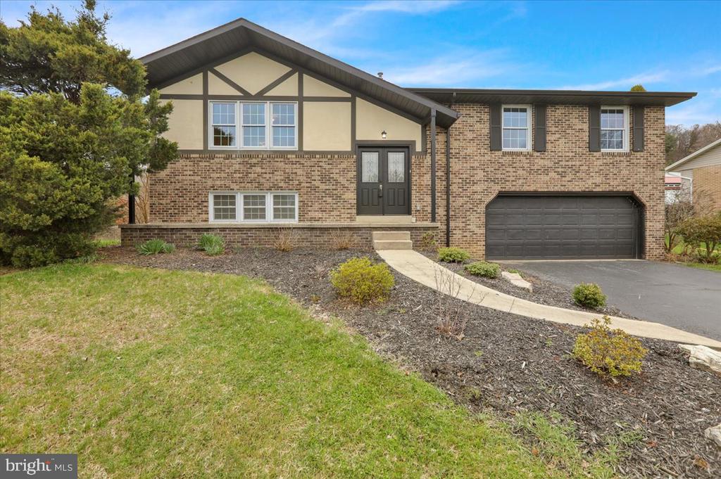 2 COURTLEIGH PLACE