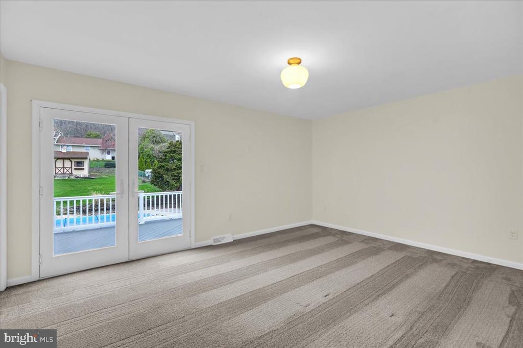 2 COURTLEIGH PLACE