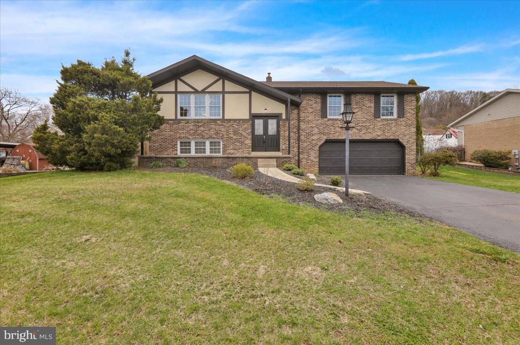 2 COURTLEIGH PLACE