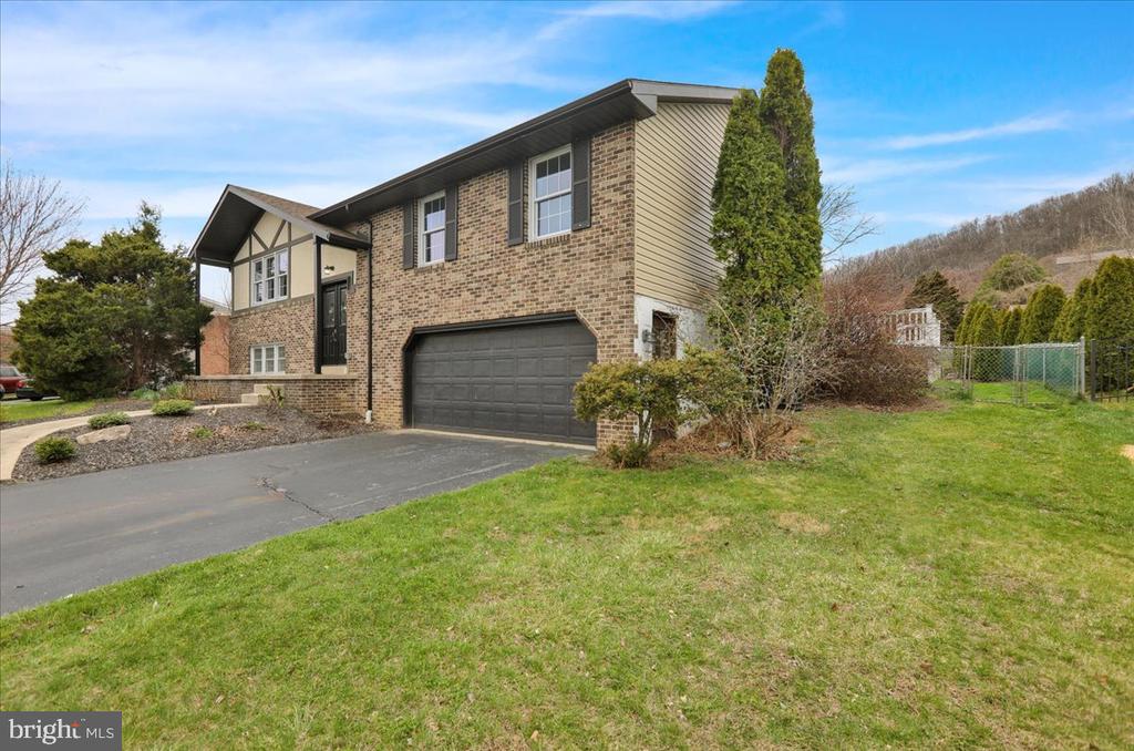 2 COURTLEIGH PLACE
