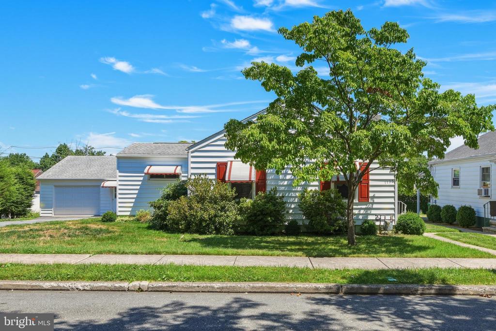 1136 BROADWAY BOULEVARD