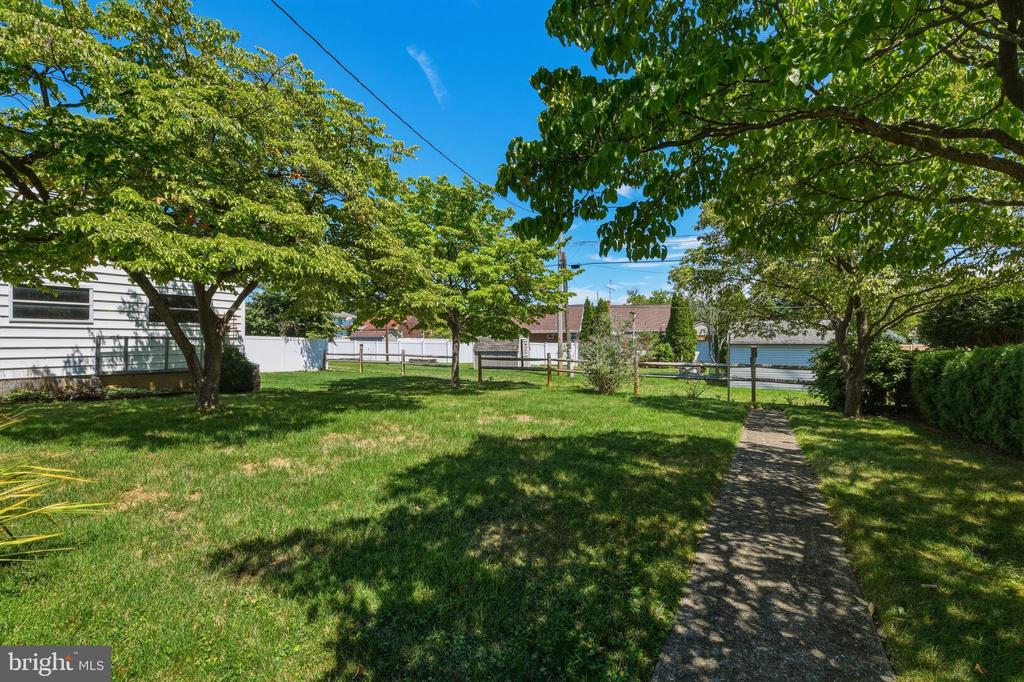 1136 BROADWAY BOULEVARD