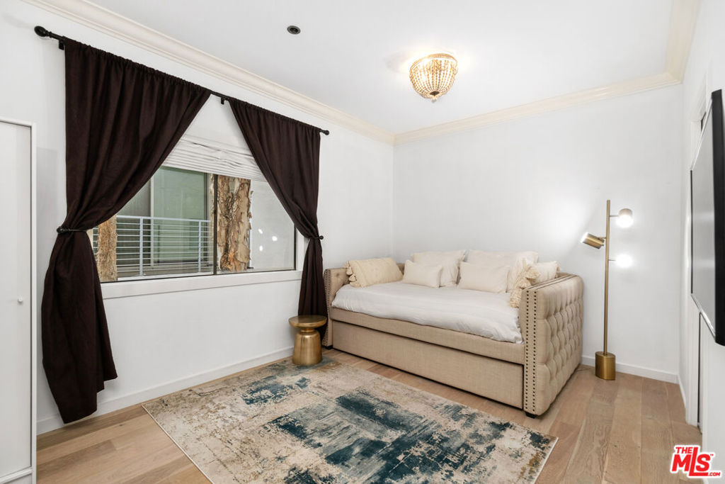 621 S Barrington Avenue 109