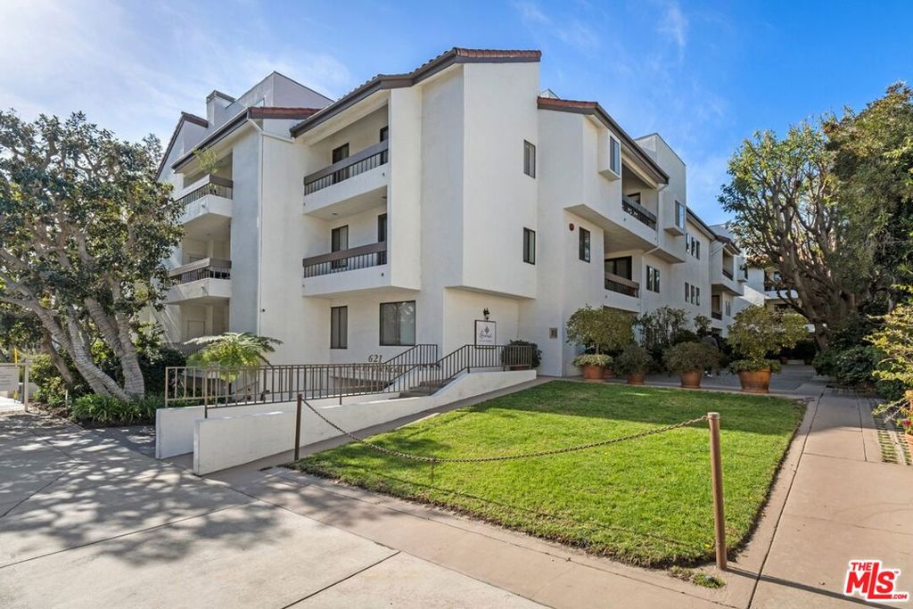 621 S Barrington Avenue 109