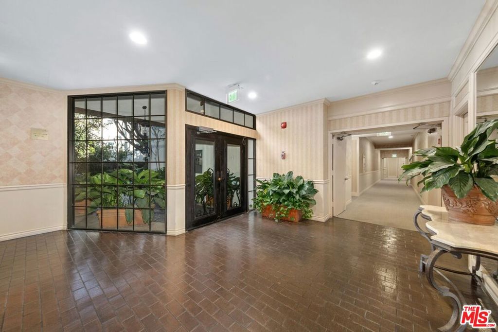 621 S Barrington Avenue 109