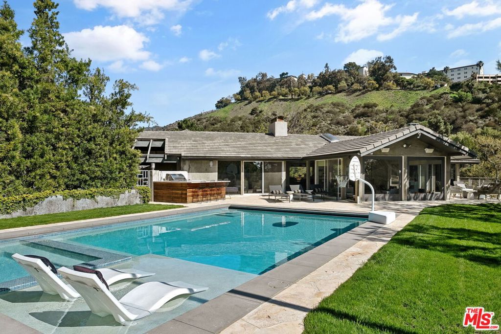 1255 N Bundy Drive