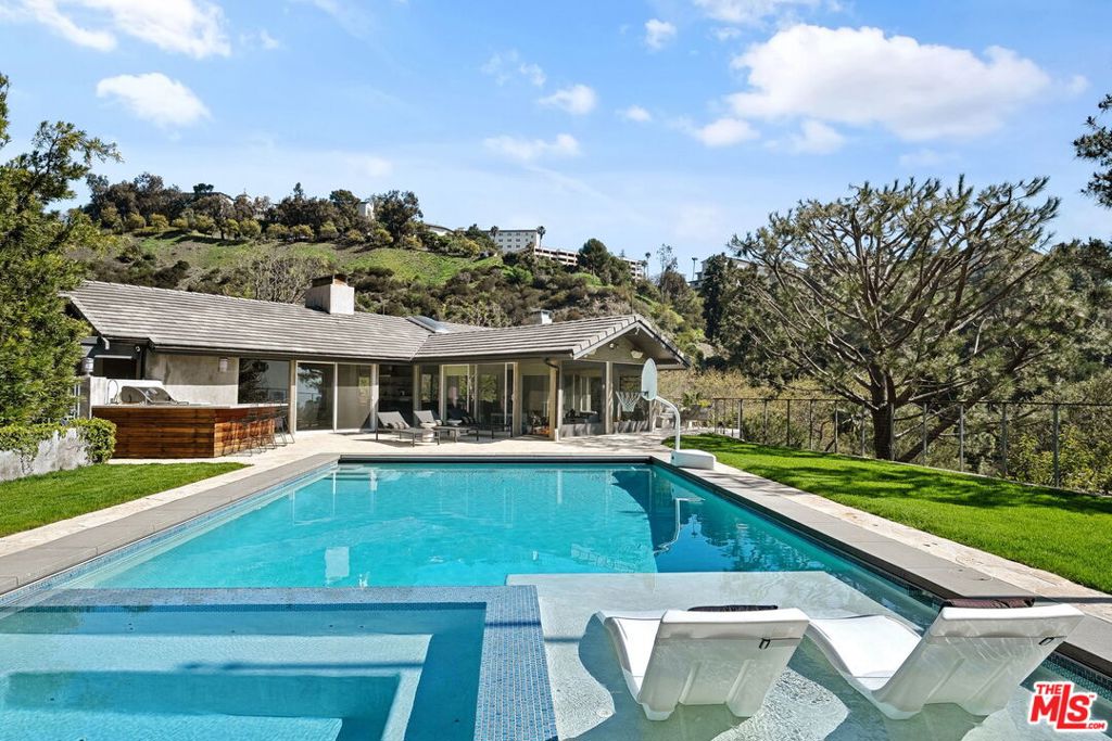 1255 N Bundy Drive