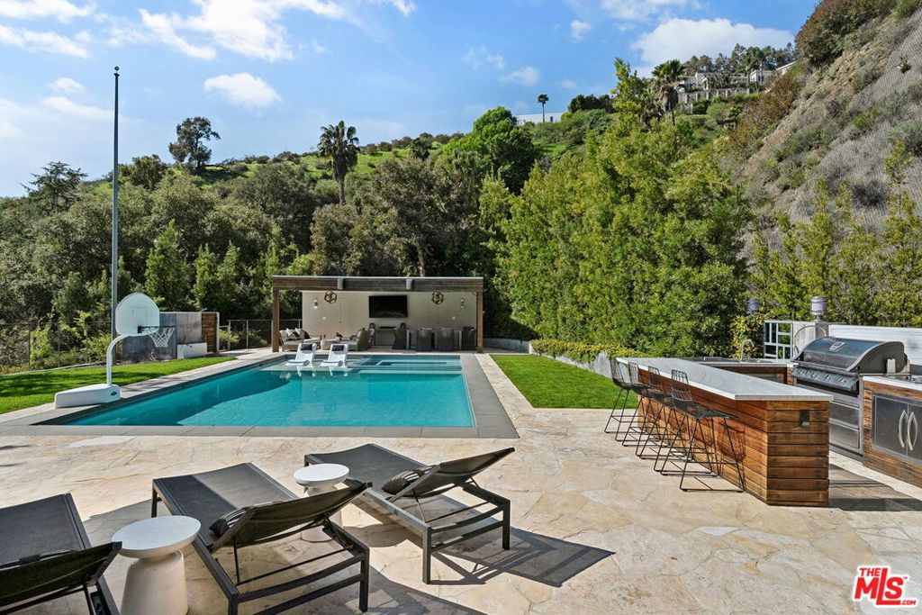 1255 N Bundy Drive