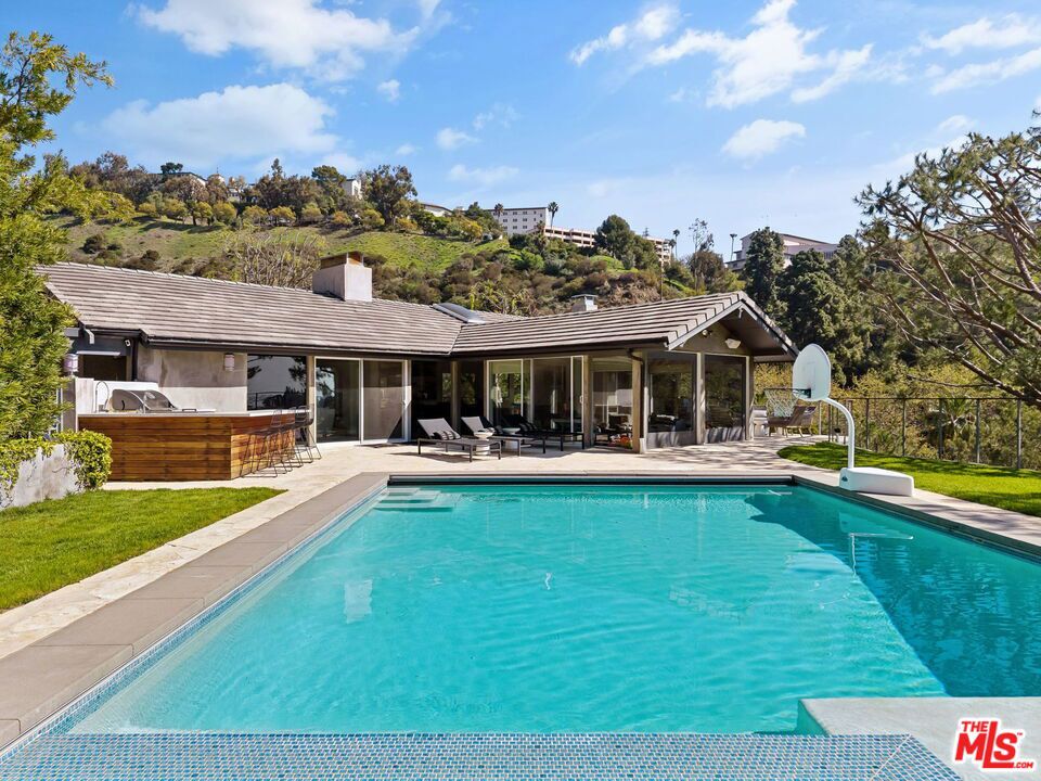 1255 N Bundy Drive