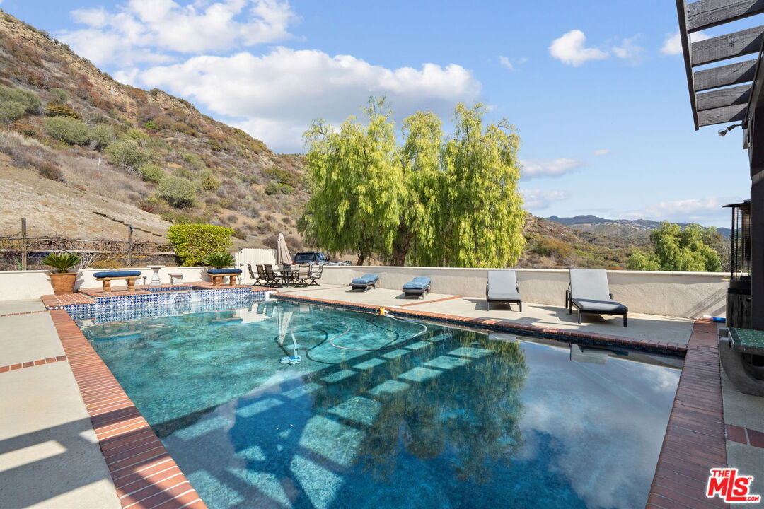 25615 Mulholland Hwy