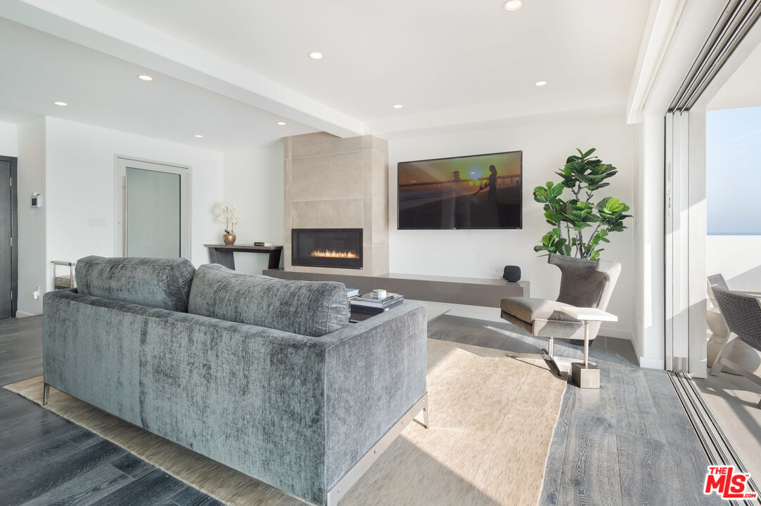 19562 PACIFIC COAST HWY