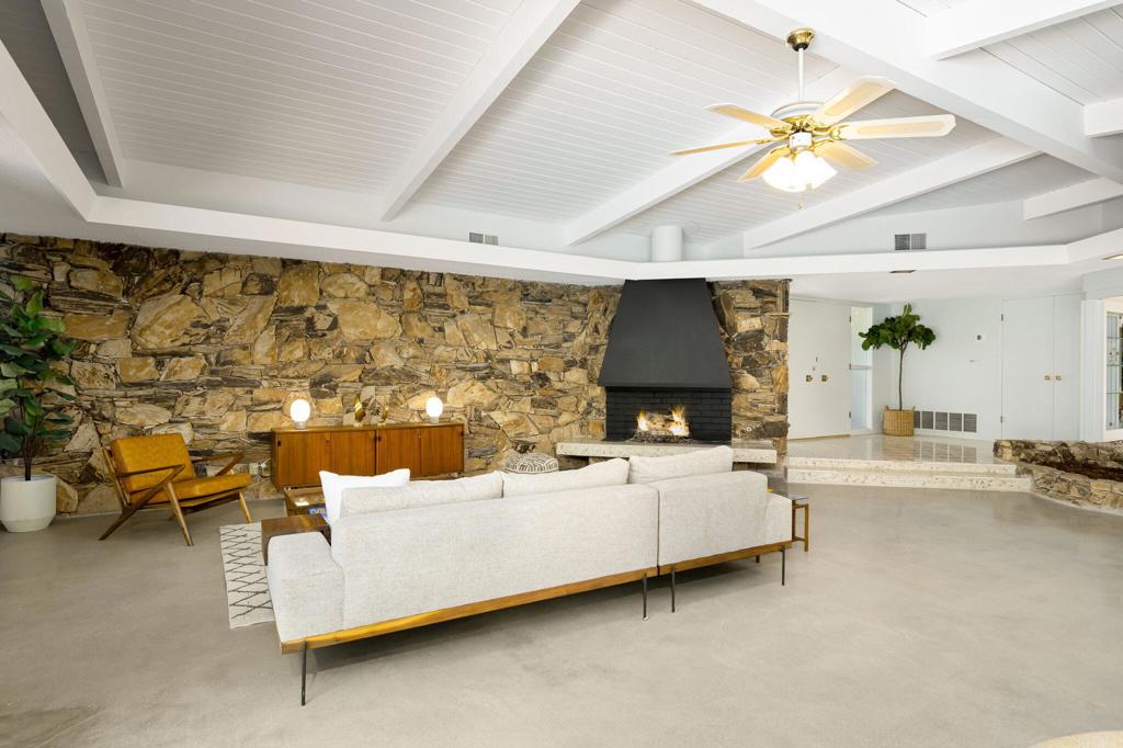 1333 E Deepwell Road