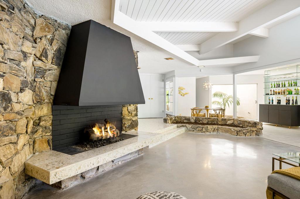 1333 E Deepwell Road