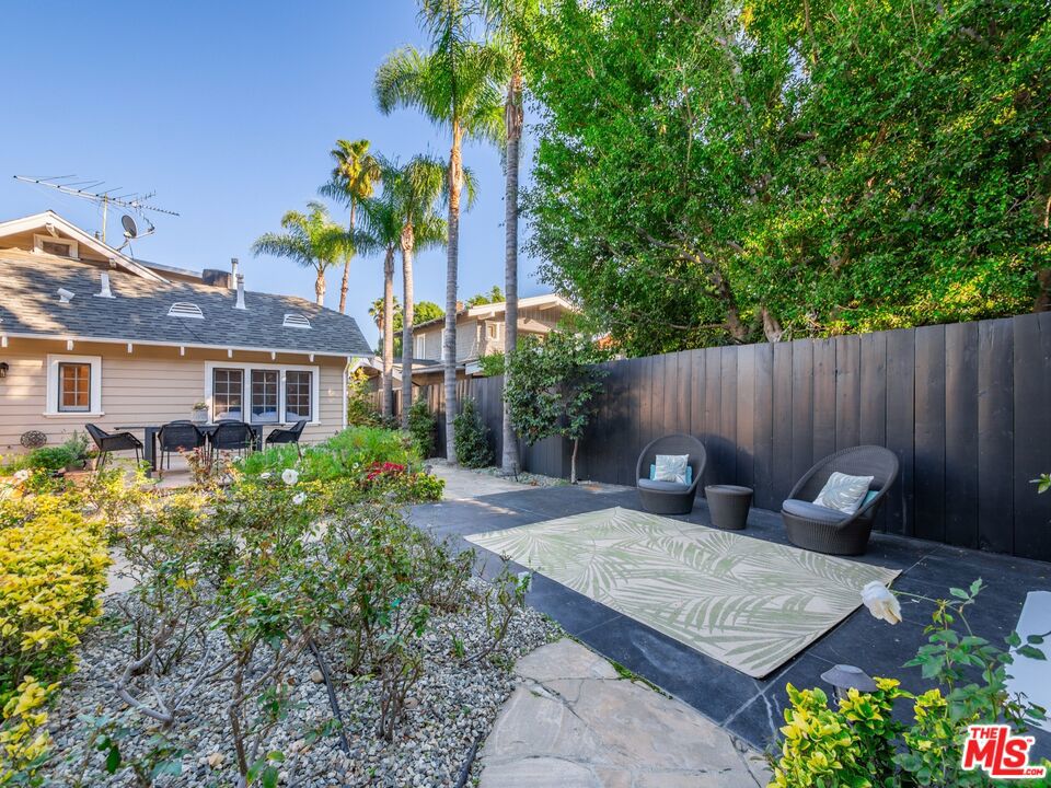 1537 N FAIRFAX Avenue
