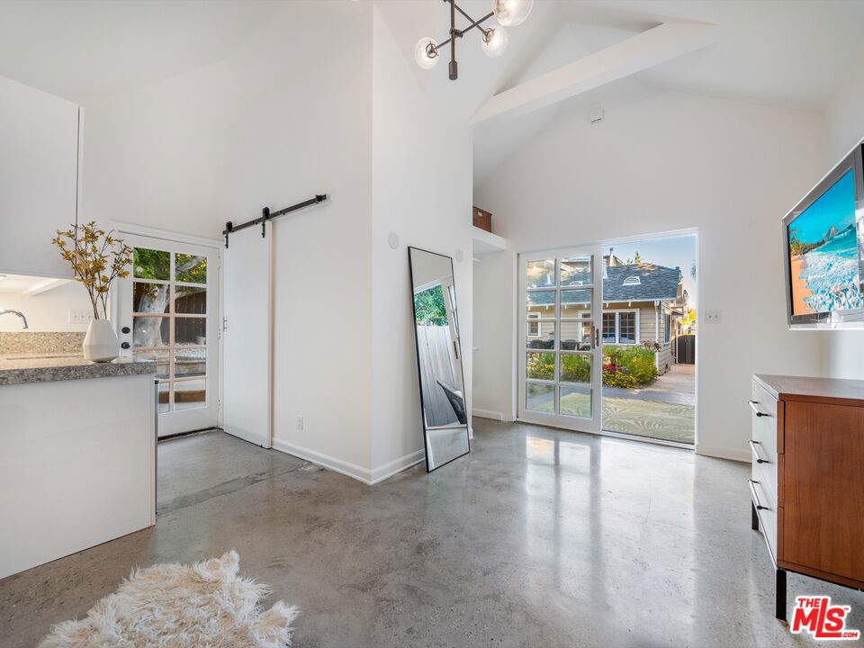 1537 N FAIRFAX Avenue