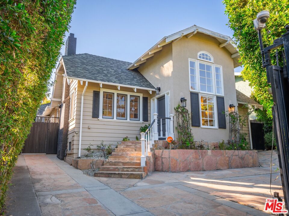 1537 N FAIRFAX Avenue