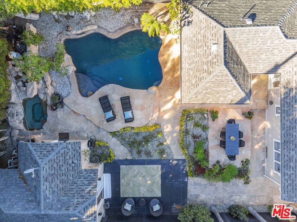 1537 N FAIRFAX Avenue